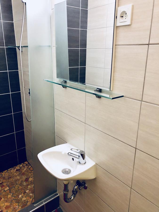 Aladin Hostel Любляна Экстерьер фото
