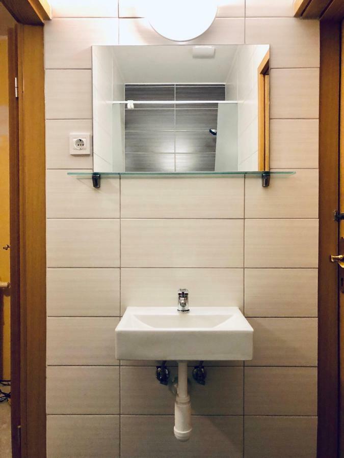 Aladin Hostel Любляна Экстерьер фото